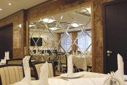 Dekorativnoe panno iz zerkal'noj plitki s facetom v inter'ere restorana