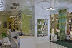 Dekorirovanie sten salona krasoty zerkalami s facetom